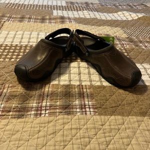 NWT Men’s brown color crocs